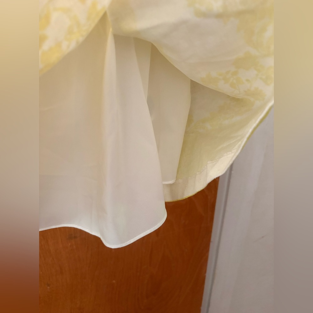 Alice + Olivia Melvina Yellow and White Floral Dress 8 - Picture 5 of 10